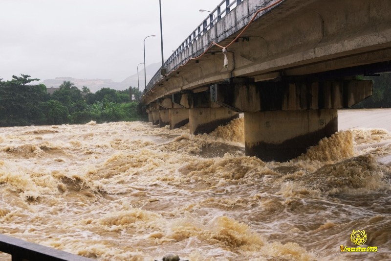 Mơ thấy nước chảy cuồn cuộn báo hiệu nhiều khó khăn sắp đến