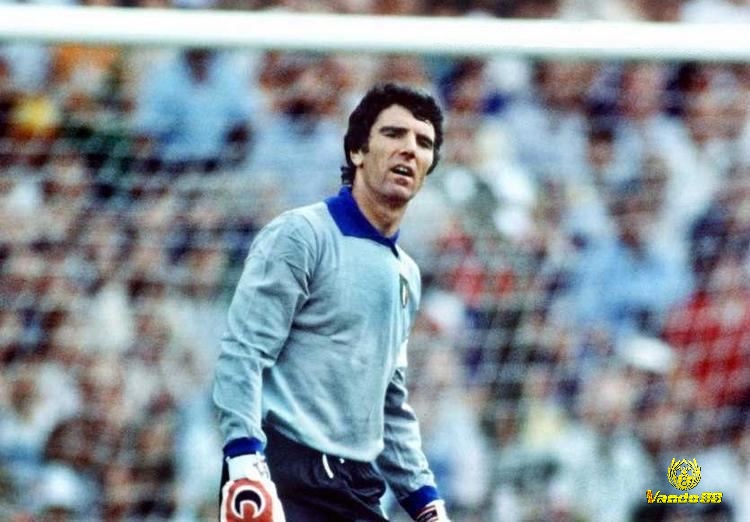 Dino Zoff là một thủ môn đầy tài năng có khả năng cản phá bóng của đối thủ mạnh mẽ